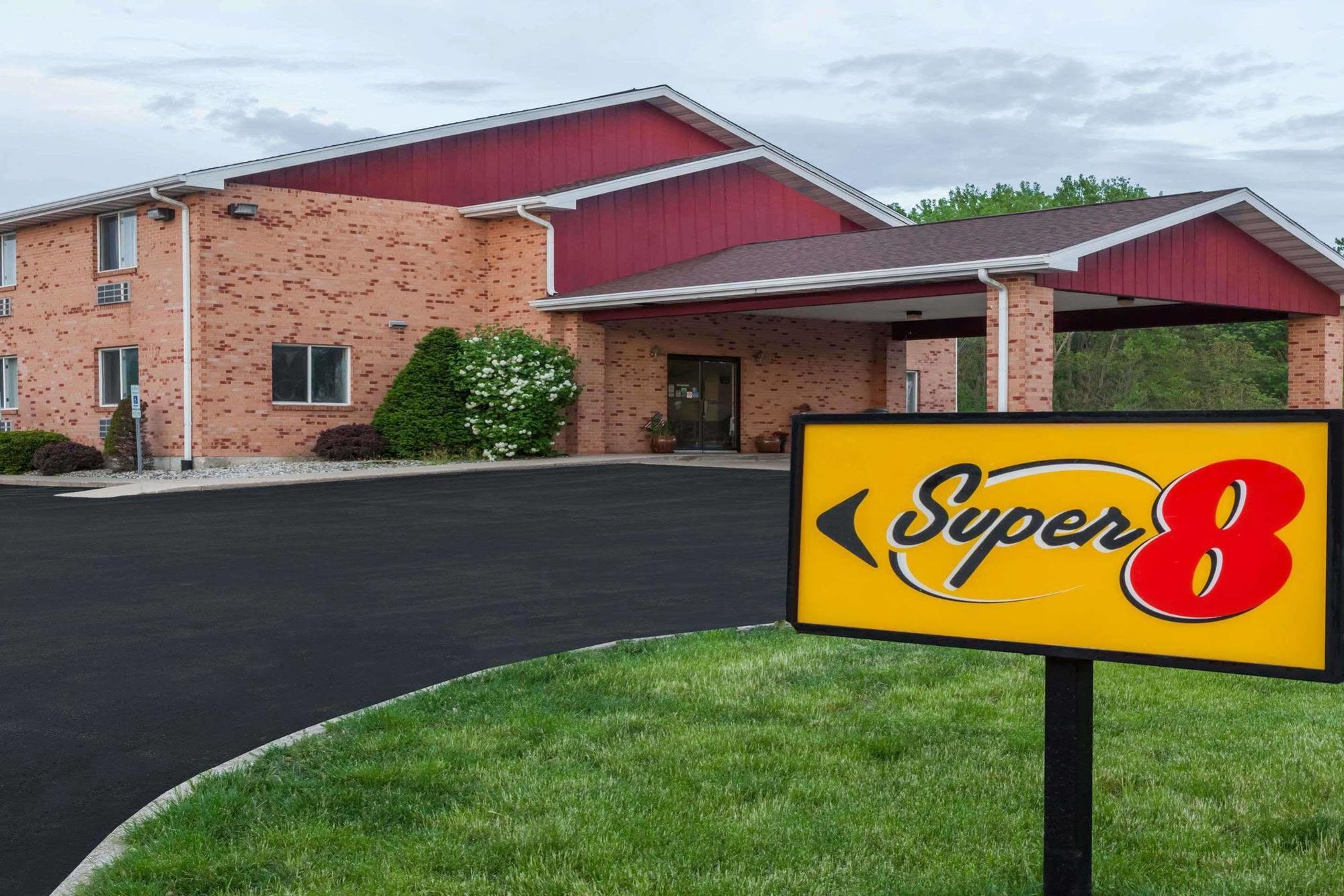 Super 8 By Wyndham Watseka Hotell Exteriör bild