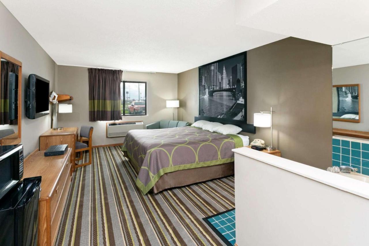 Super 8 By Wyndham Watseka Hotell Exteriör bild