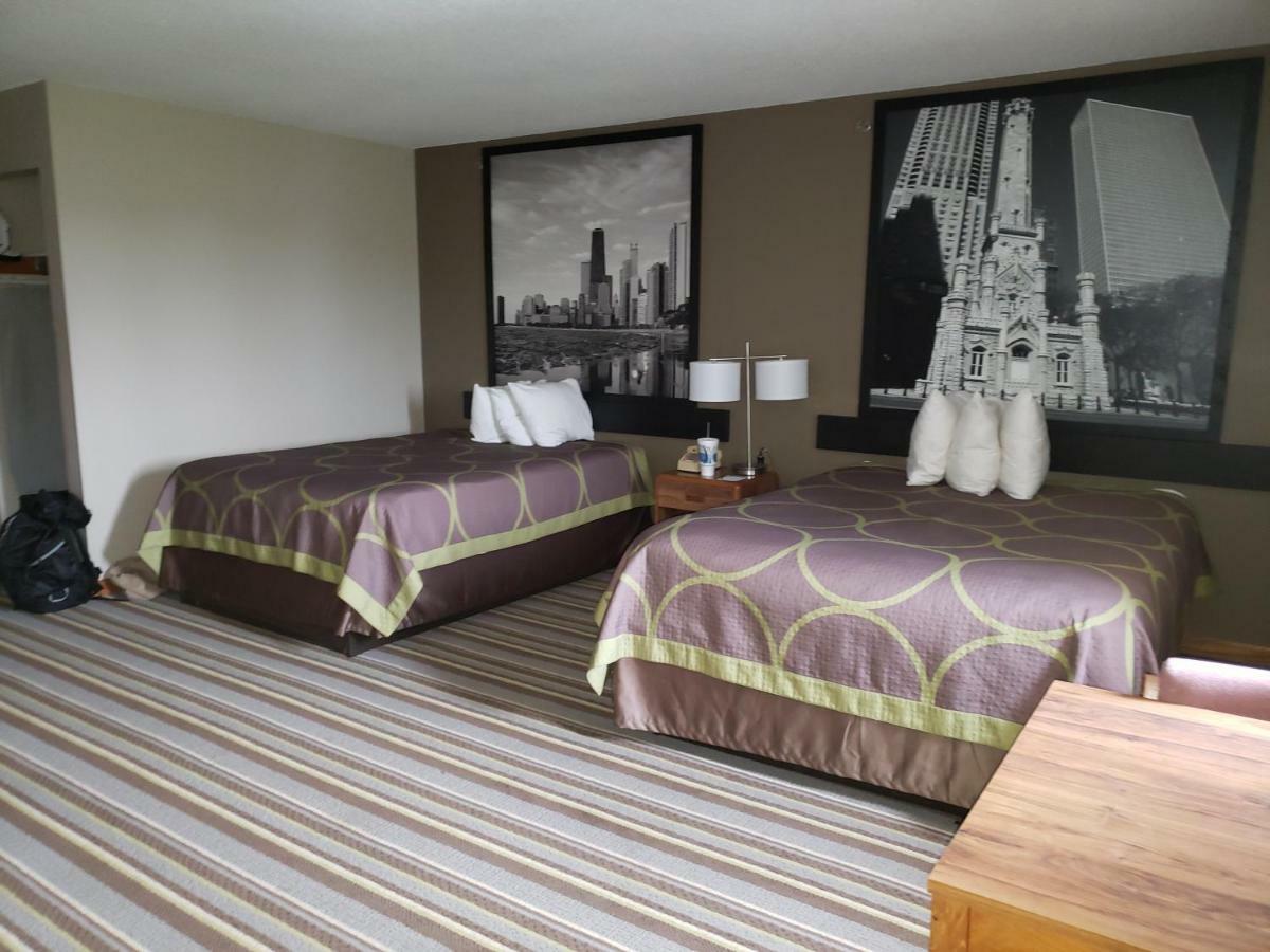 Super 8 By Wyndham Watseka Hotell Exteriör bild
